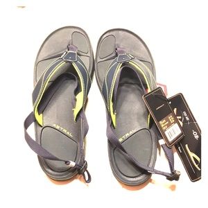 Men’s Astral Filipe sandals size 10